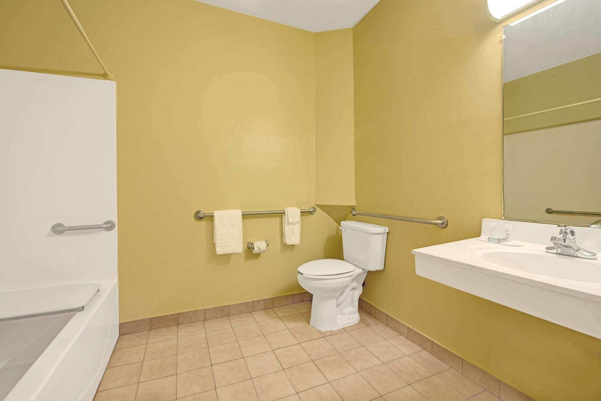 Days Inn & Suites By Wyndham Augusta Near Fort Eisenhower Kültér fotó