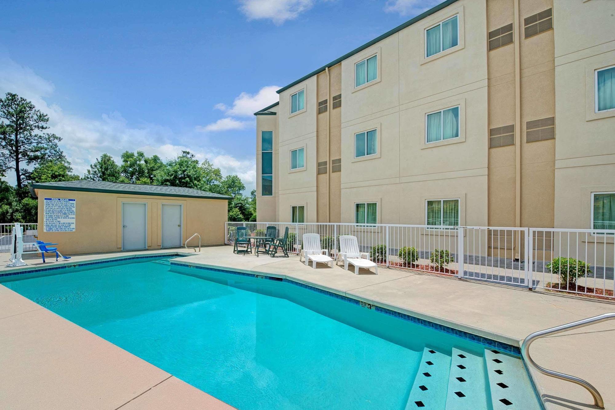 Days Inn & Suites By Wyndham Augusta Near Fort Eisenhower Kültér fotó