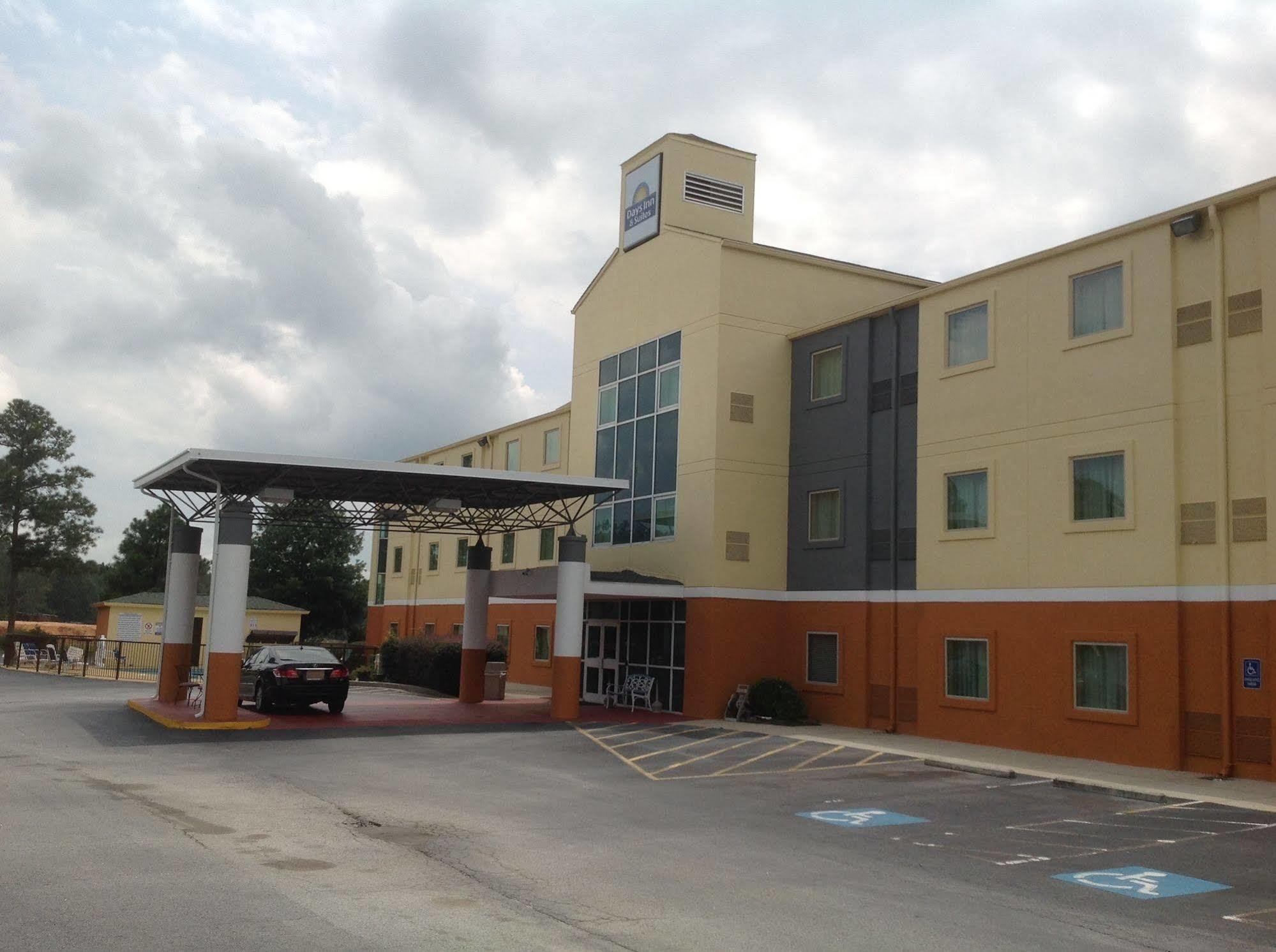 Days Inn & Suites By Wyndham Augusta Near Fort Eisenhower Kültér fotó