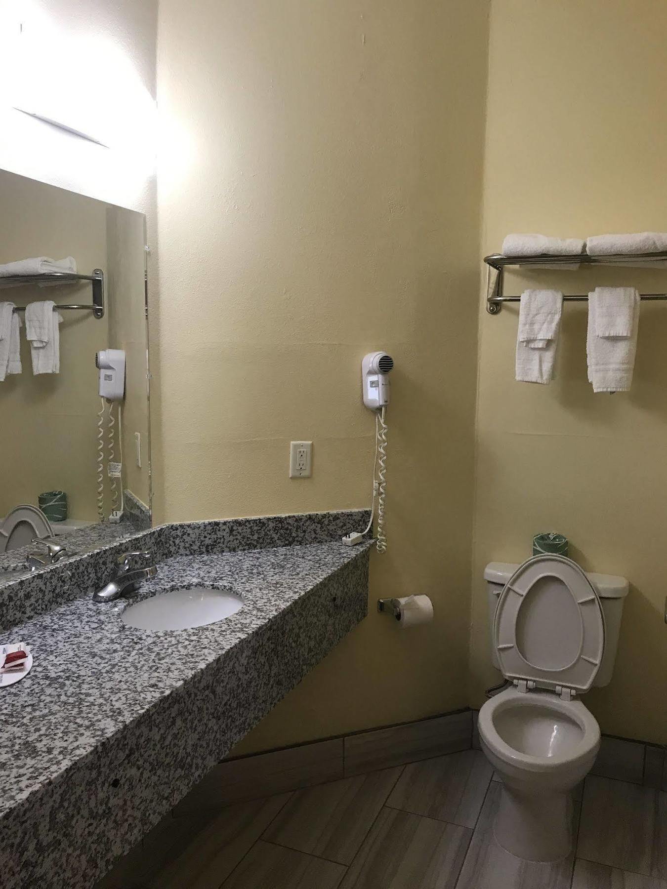 Days Inn & Suites By Wyndham Augusta Near Fort Eisenhower Kültér fotó